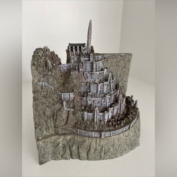 EUC Lord of the Rings Mina’s Tirith catch all sculpture from WETA - Picture 6 of 15
